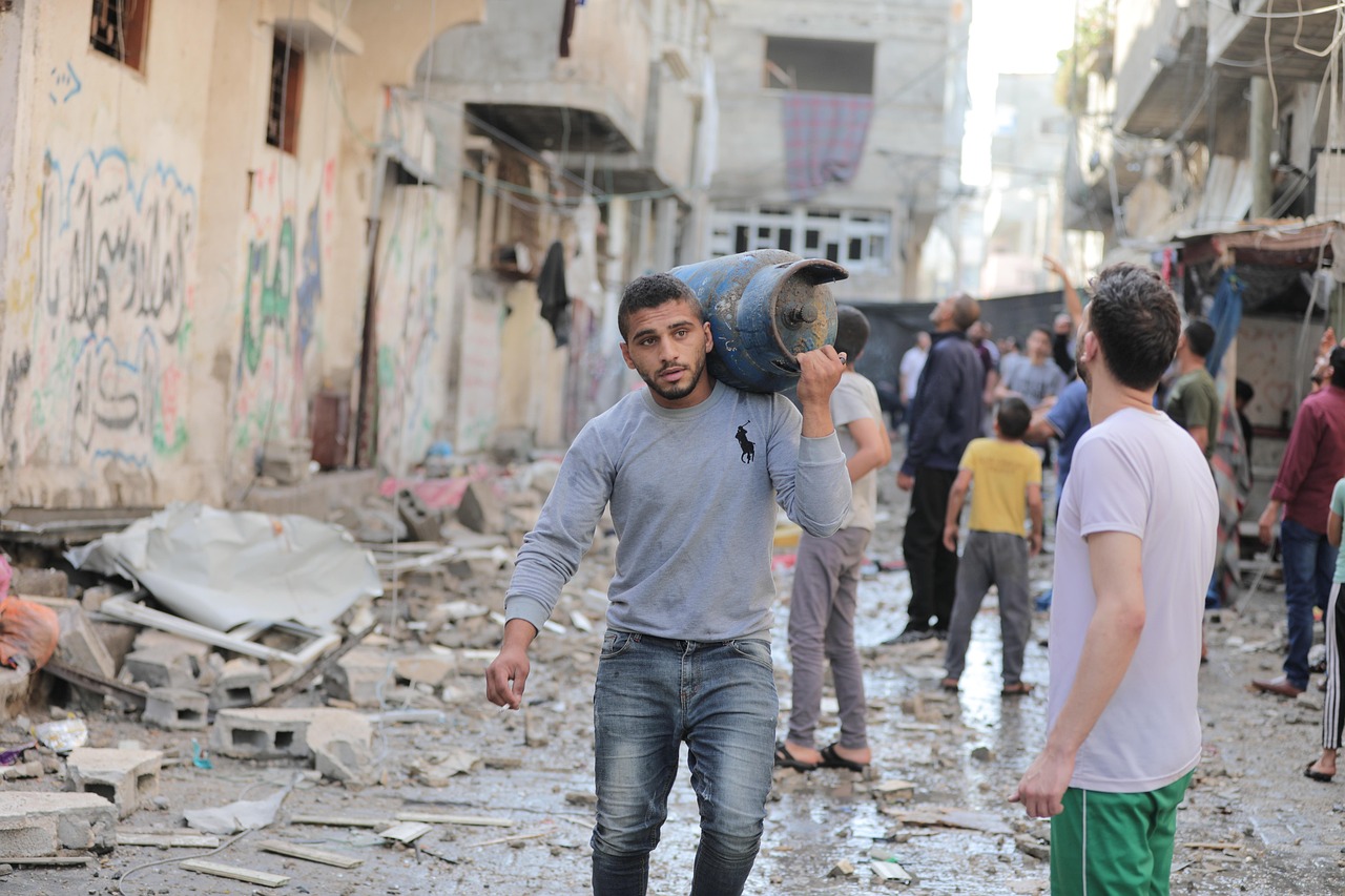 防災リュックを持って避難する男性