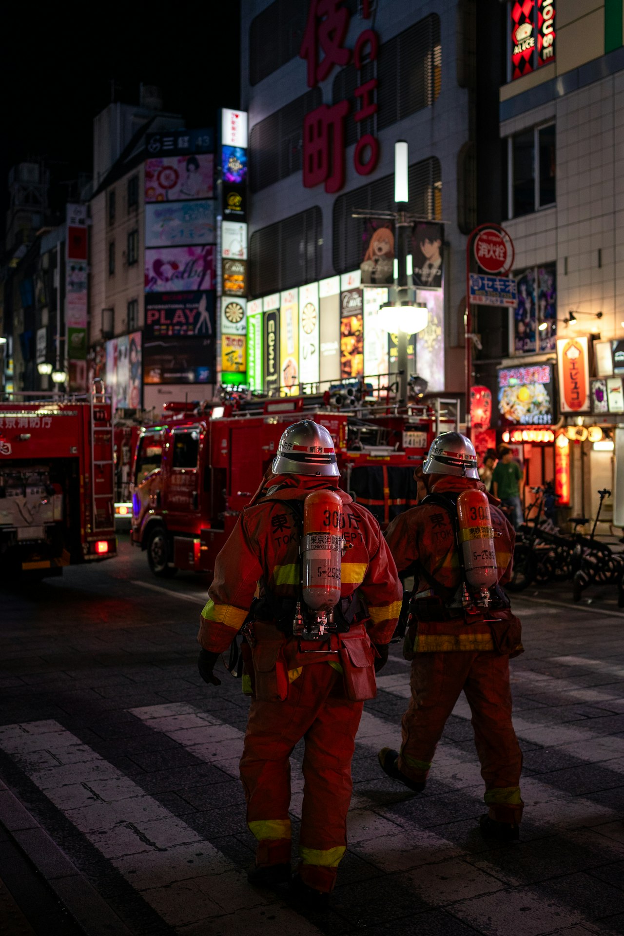 夜間活動する消防士のイメージ