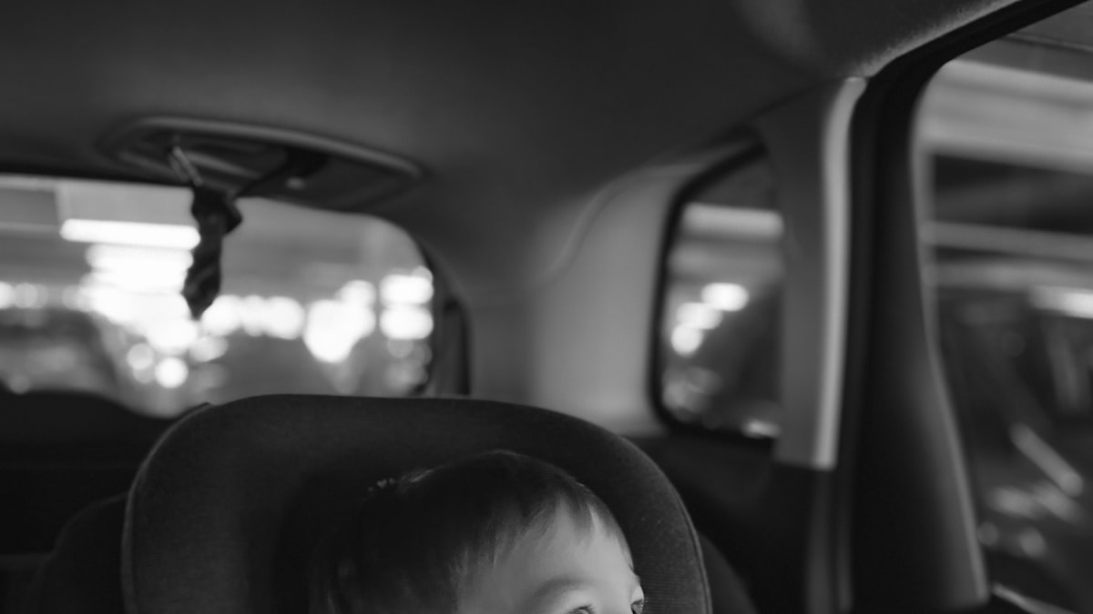 車内のチャイルドシートに座る子どものイメージ