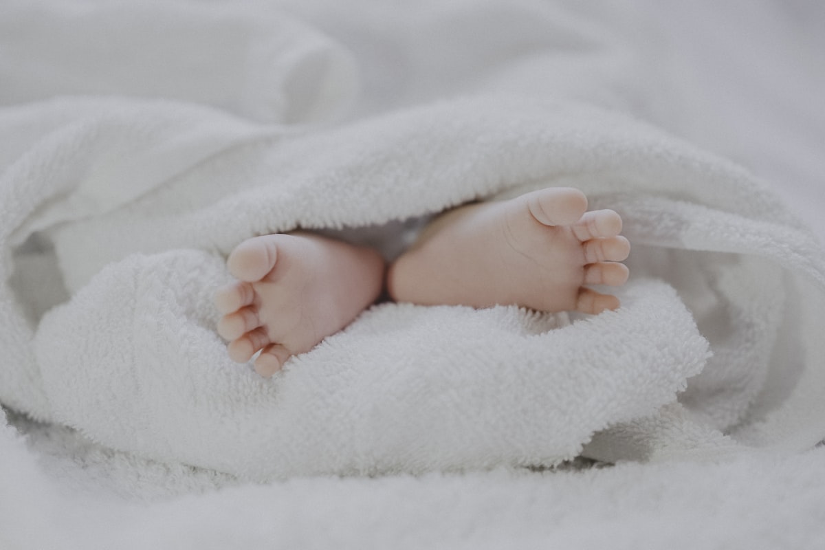 ベビーアラームE-202を使って安心して眠る赤ちゃん